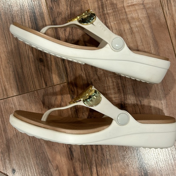 CROCS SANRAH WEDGE flip flops. White and gold. EUC and I mean EXCELLENT - Picture 3 of 7